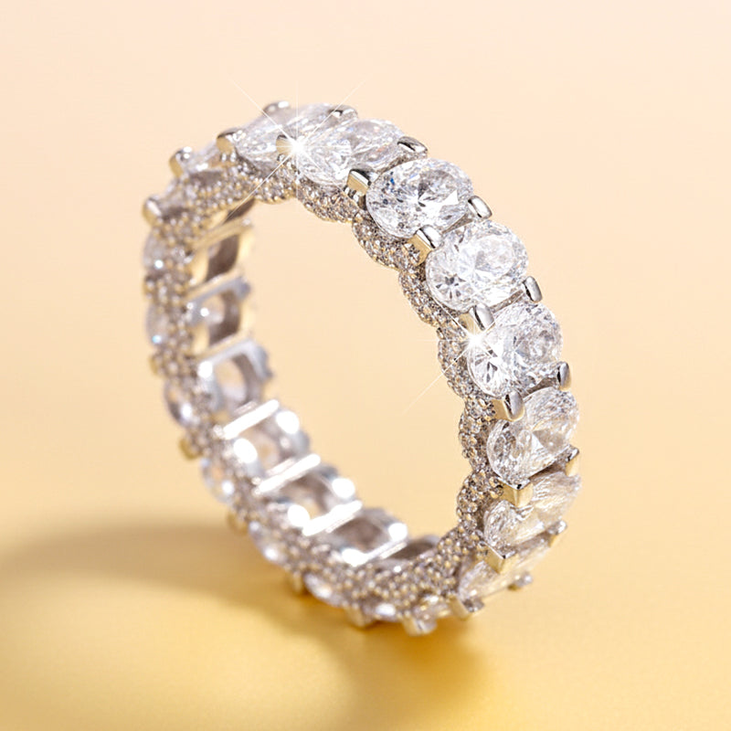 Modischer Mémoire-Ring mit glitzernden Zirkonia-Steinen