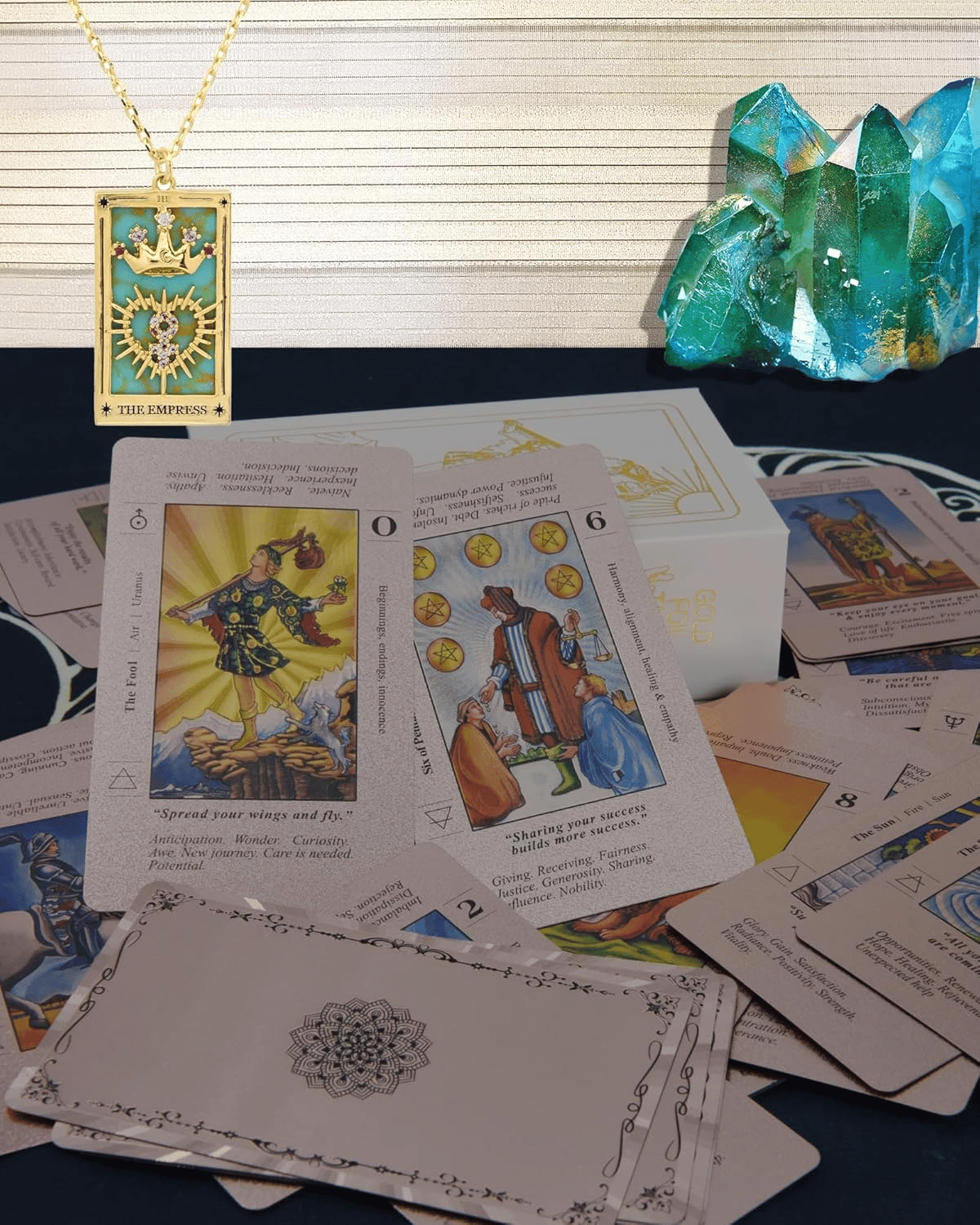 Witchy Cauldron Roségold-Tarotkarten mit Begleitbuch Wasserdichtes, knitterfreies Folien-Tarotkartenspiel für Anfänger Enthält Chakren, Planeten, Sternzeichen, Elemente und Affirmationen