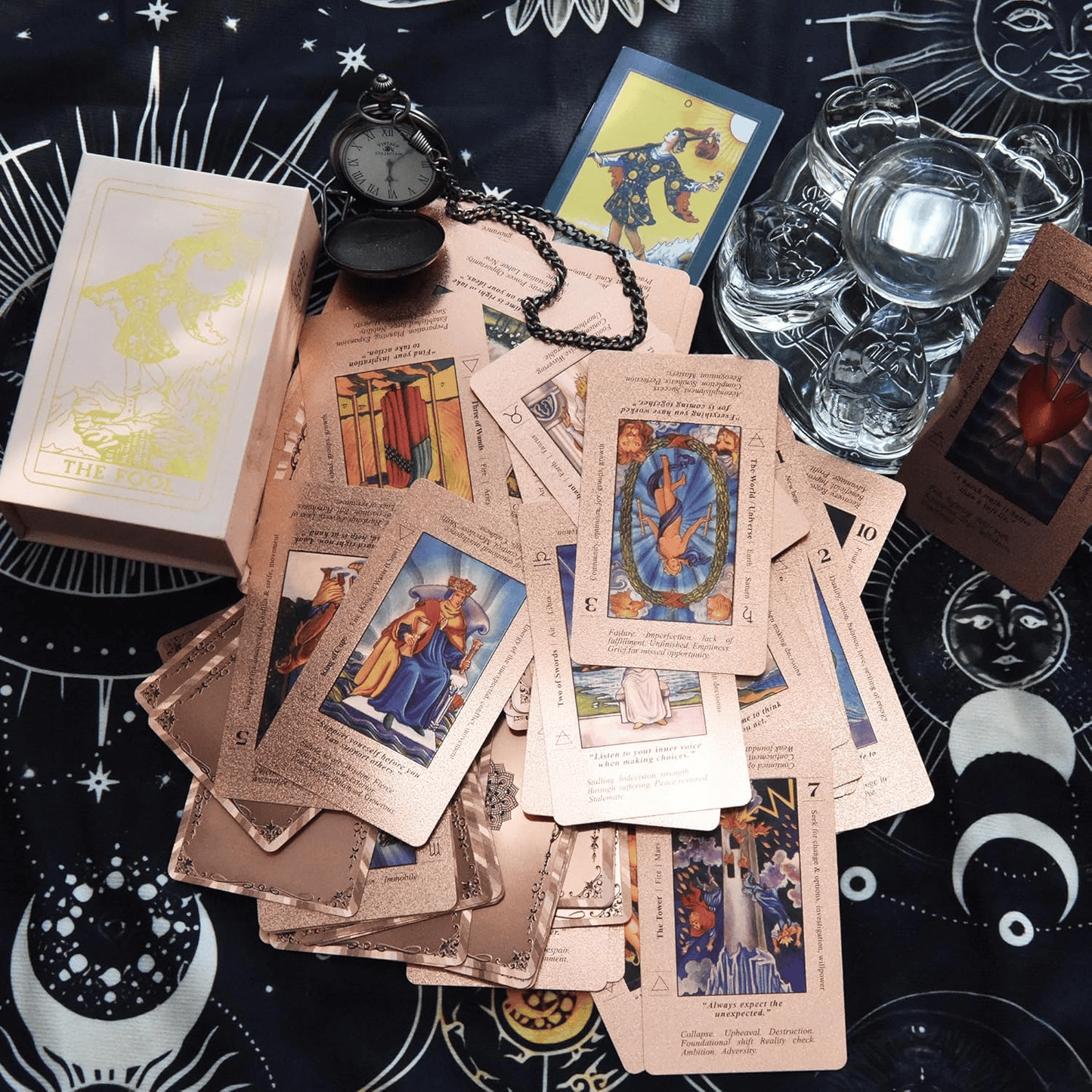 Witchy Cauldron Roségold-Tarotkarten mit Begleitbuch Wasserdichtes, knitterfreies Folien-Tarotkartenspiel für Anfänger Enthält Chakren, Planeten, Sternzeichen, Elemente und Affirmationen