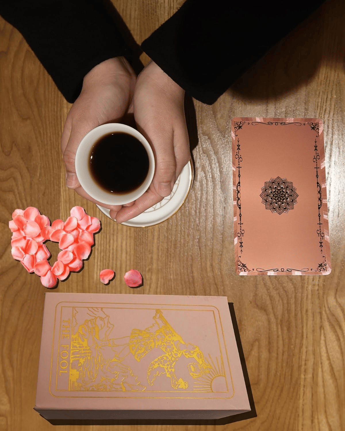 Witchy Cauldron Roségold-Tarotkarten mit Begleitbuch Wasserdichtes, knitterfreies Folien-Tarotkartenspiel für Anfänger Enthält Chakren, Planeten, Sternzeichen, Elemente und Affirmationen