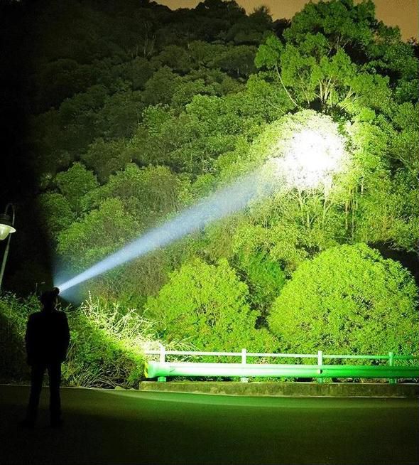 🔦 60% RABATT! 🎉 50000 Lumen Taktische Taschenlampe – Wiederaufladbar, Wasserdicht & Superhell 📦
