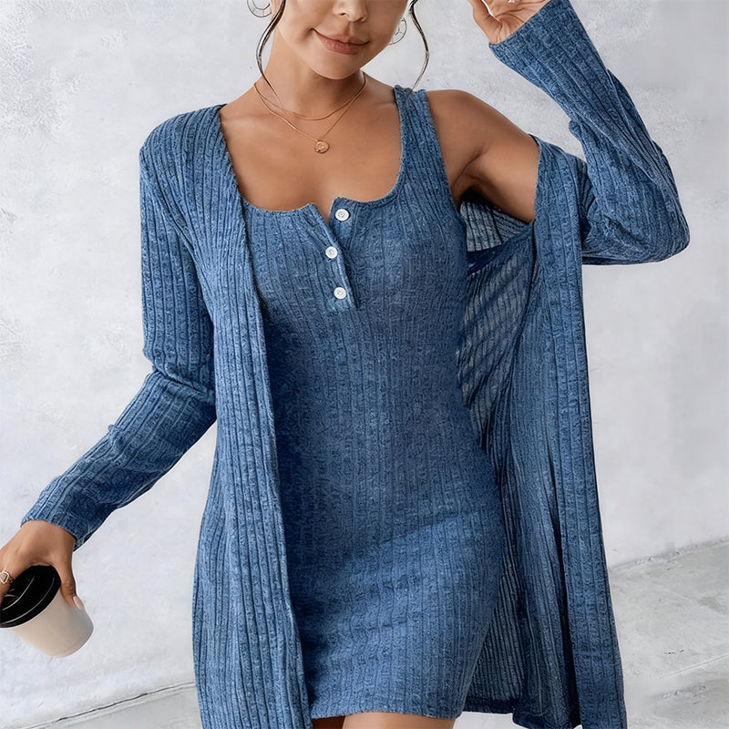 Kombination aus eng anliegendem Kleid und Strickjacke aus Rippstrick