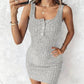 Kombination aus eng anliegendem Kleid und Strickjacke aus Rippstrick