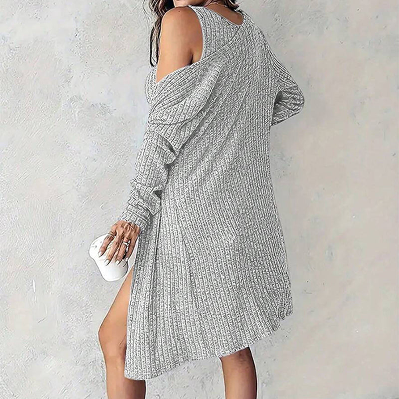Kombination aus eng anliegendem Kleid und Strickjacke aus Rippstrick
