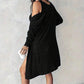 Kombination aus eng anliegendem Kleid und Strickjacke aus Rippstrick