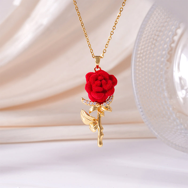 Elegante Halskette mit Anhänger in Form einer roten Rose