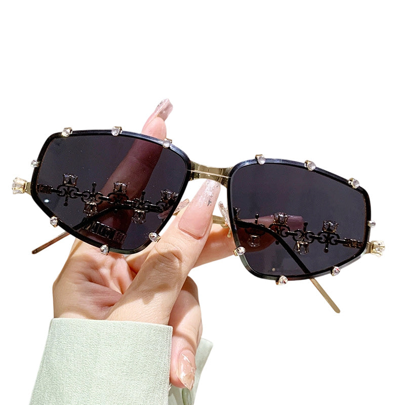 Schicke Damen-Sonnenbrille mit Strasssteinen